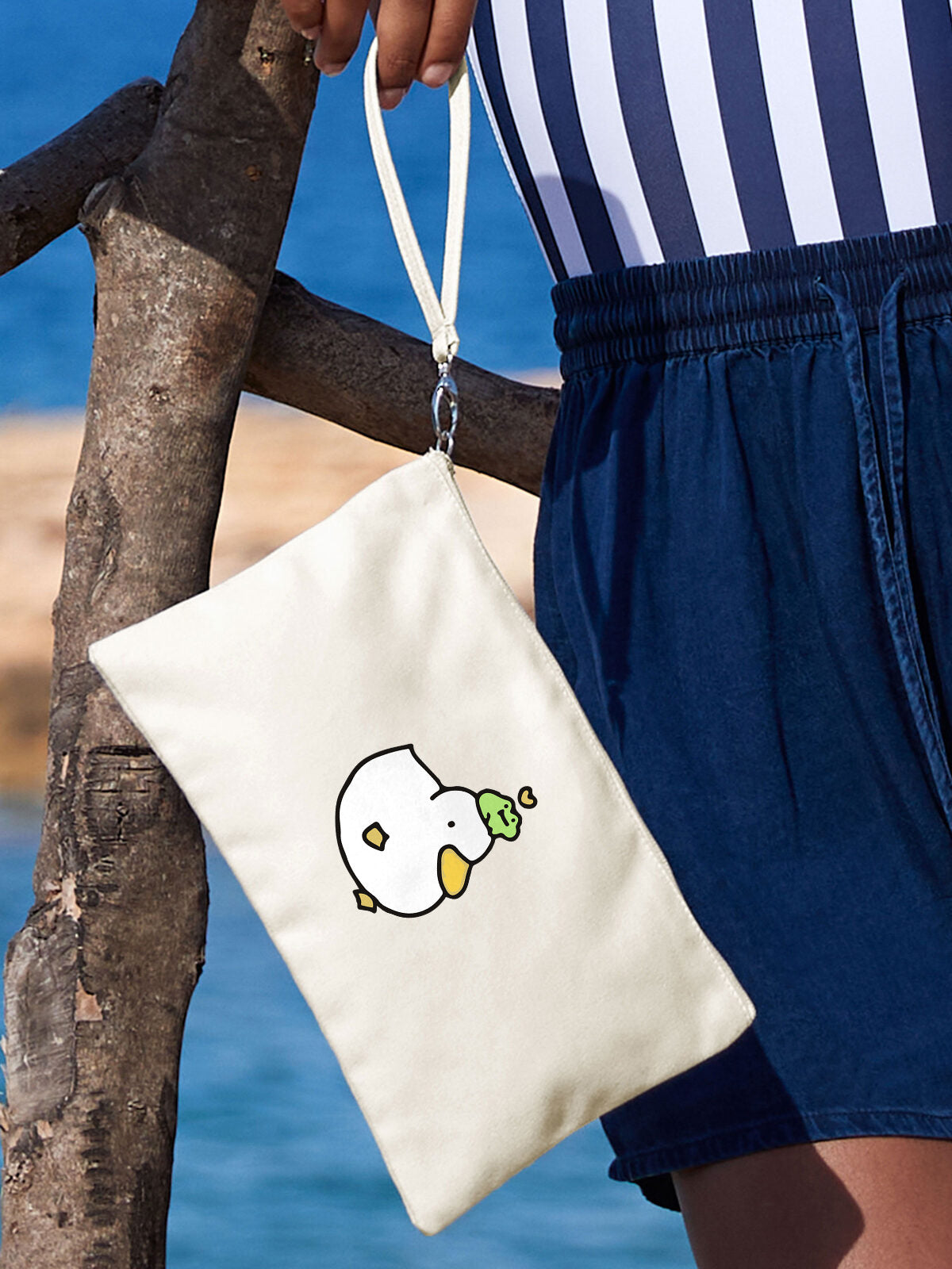 Pochette Amici Maisenza # indossata al polso in spiaggia