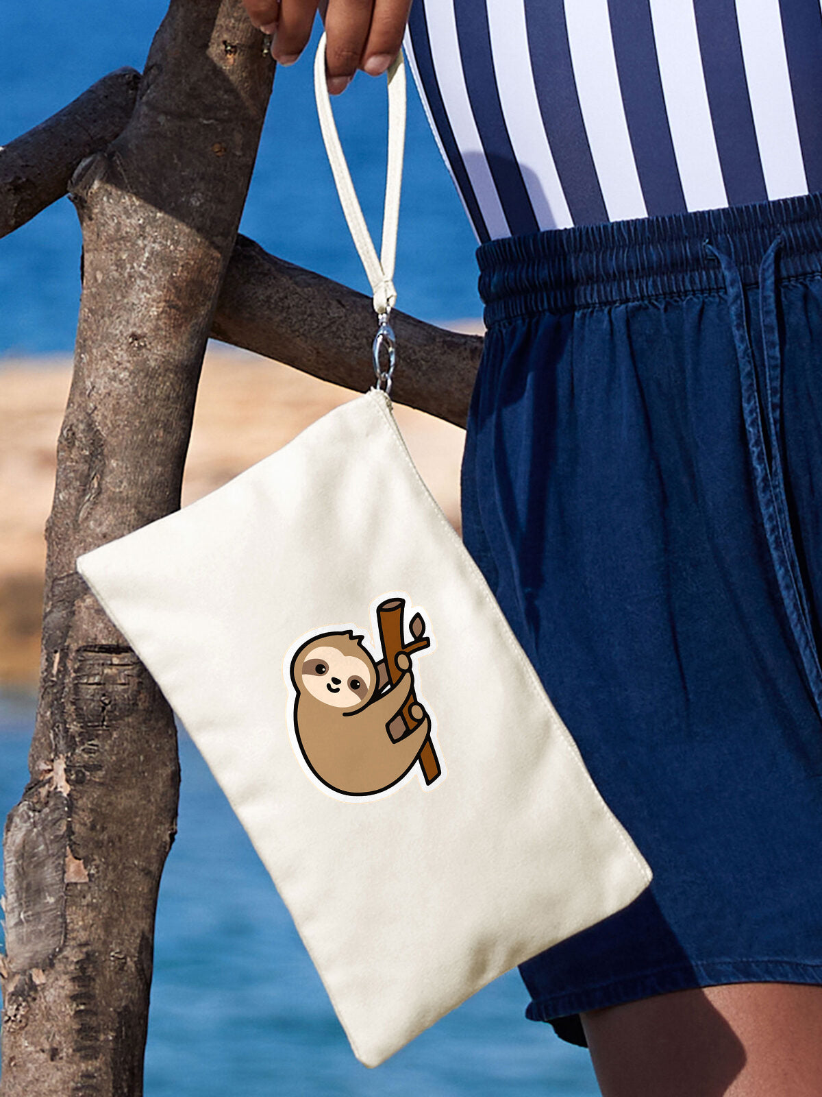 Pochette Bradipo Maisenza # indossata al polso in spiaggia