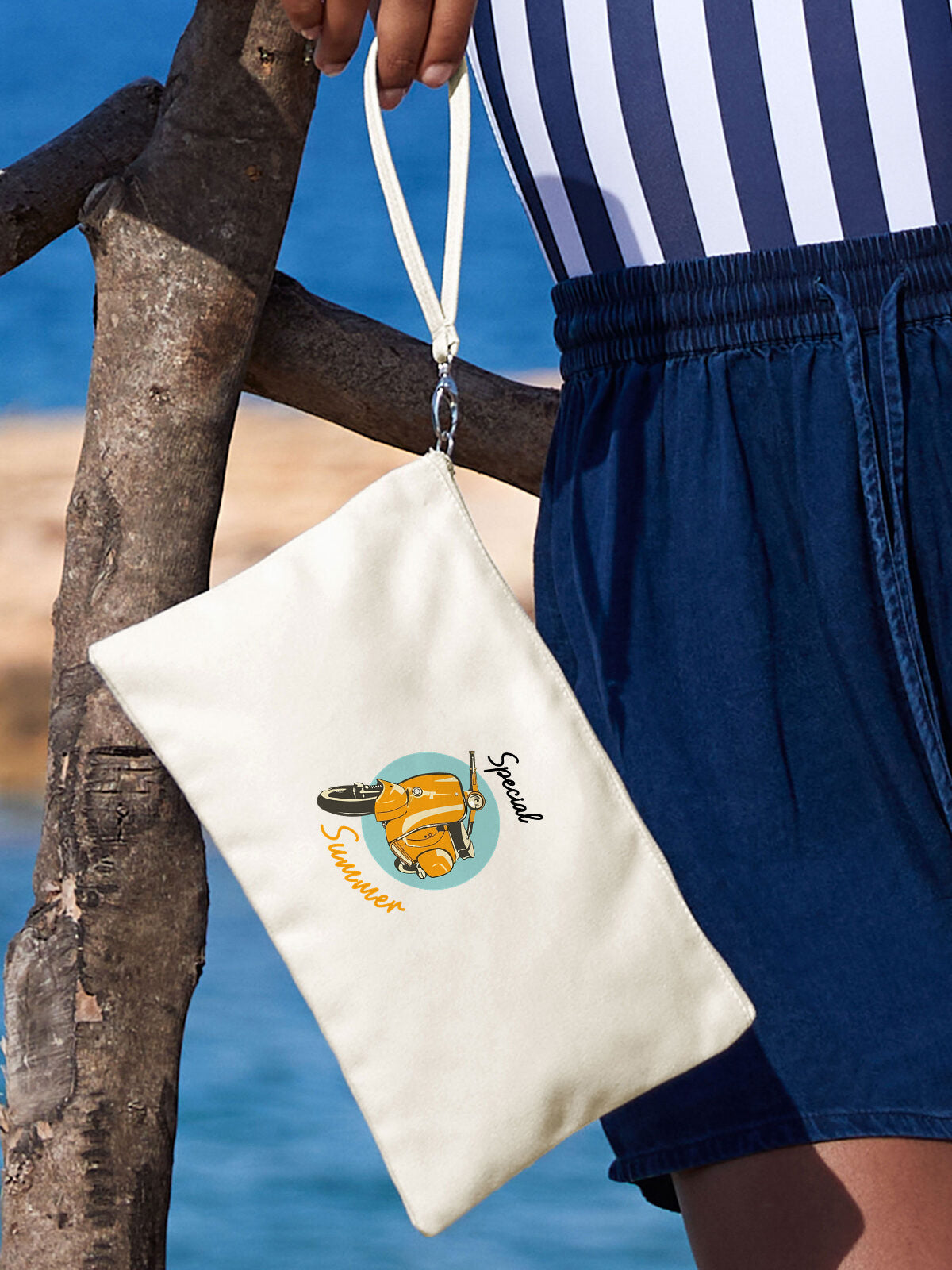 Pochette Special Summer Maisenza # indossata al polso in spiaggia