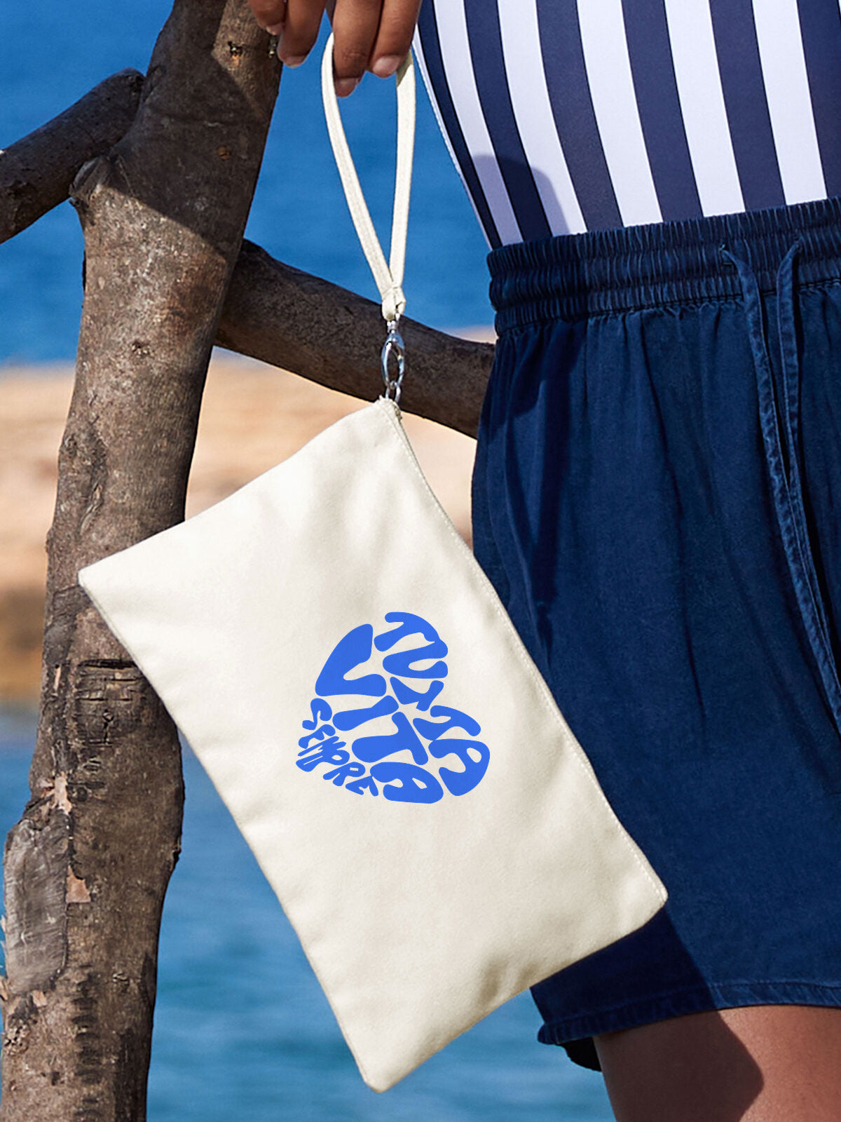 Pochette Tutta Vita Sempre Maisenza # indossata al polso in spiaggia